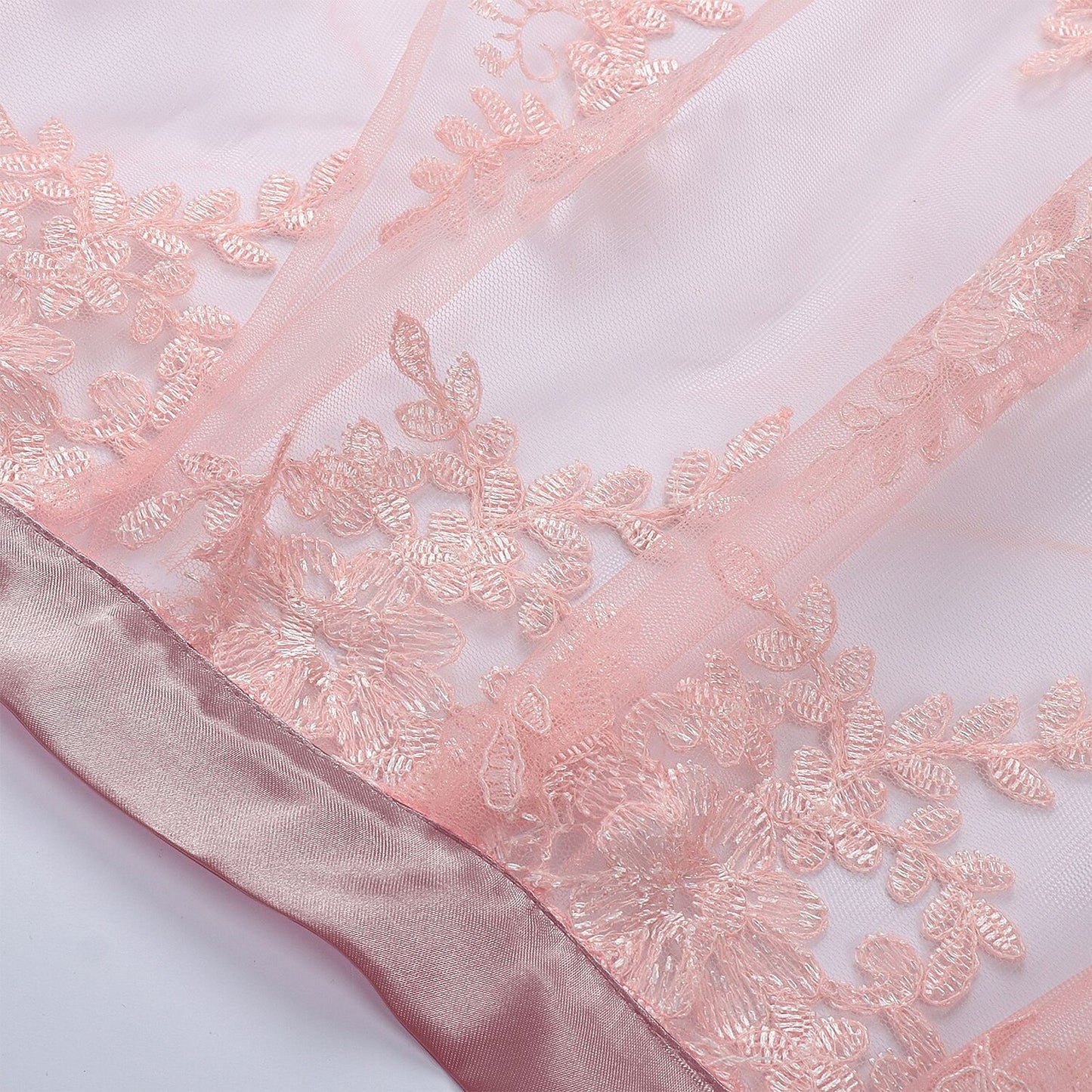 Oktoberfest Dirndlkleid mit Stickerei in Rosa mit Spitzenschürze und Bluse