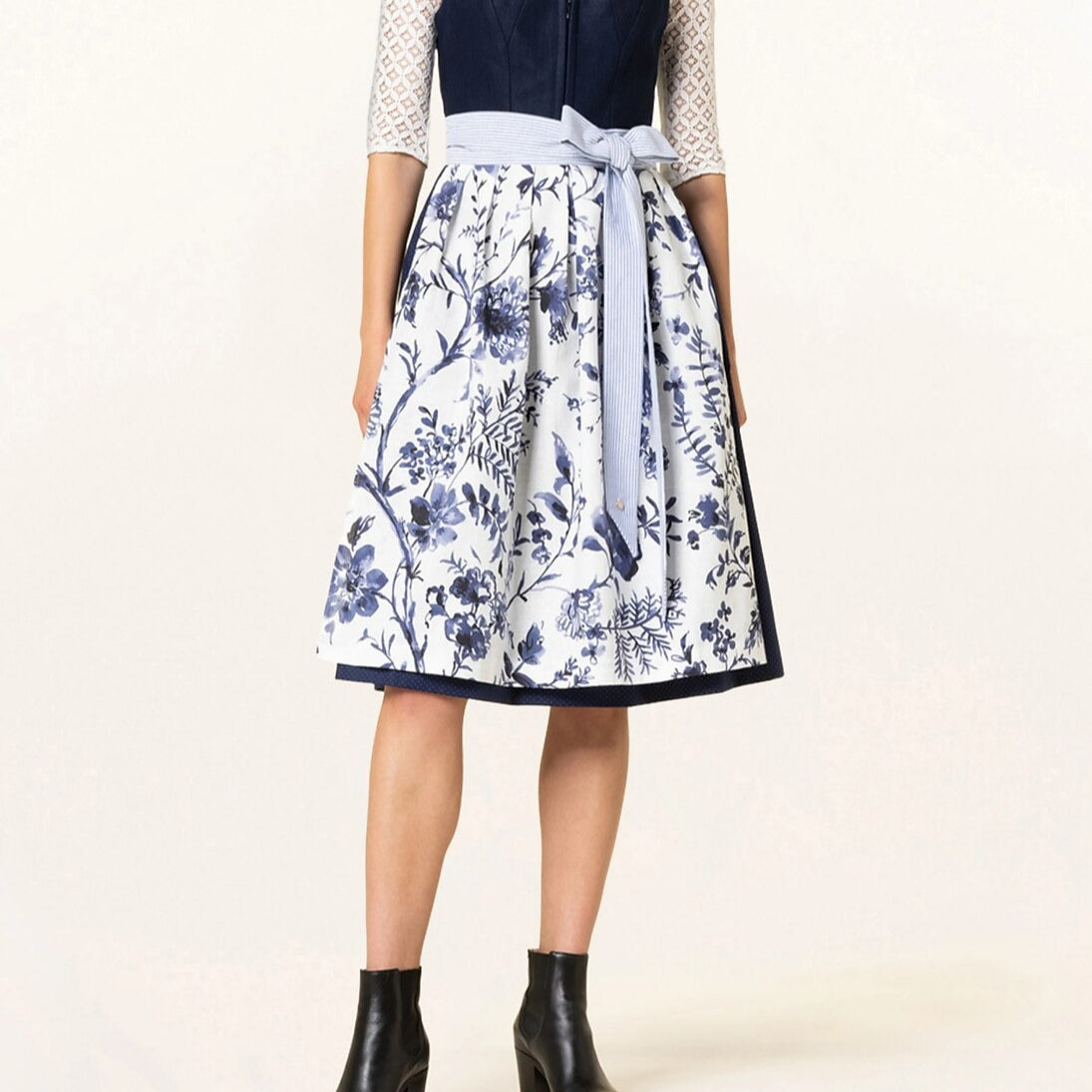 Oktoberfest Dirndlkleid mit blauem Blumenmuster und Schürze
