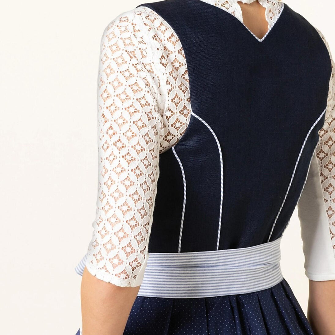 Oktoberfest Dirndlkleid mit blauem Blumenmuster und Schürze