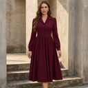 Midikleid mit burgunderrotem Kragen und Charms