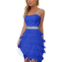 Mini vestido con tirantes brillantes y flecos en capas