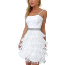 Mini vestido con tirantes brillantes y flecos en capas