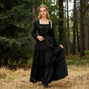 Vestido renacentista con bordados, mangas campana y corte en A