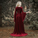 Vestido largo medieval de terciopelo con mangas abiertas