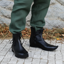 Botines medievales con cordones laterales