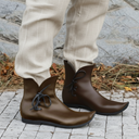Botines medievales con cordones laterales