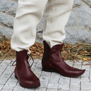 Botines medievales con cordones laterales