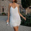 Vestido tipo camisola con flecos, lentejuelas y dobladillo de plumas