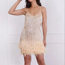 Vestido tipo camisola con flecos, lentejuelas y dobladillo de plumas