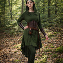Vestido asimétrico medieval con tocado, corsé y armaduras