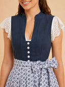 Damen Blaues Dirndl mit Stehkragen und Knopfleiste, Schürze mit Blumenmuster