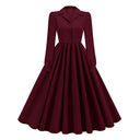 Midikleid mit burgunderrotem Kragen und Charms