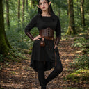 Vestido asimétrico medieval con tocado, corsé y armaduras