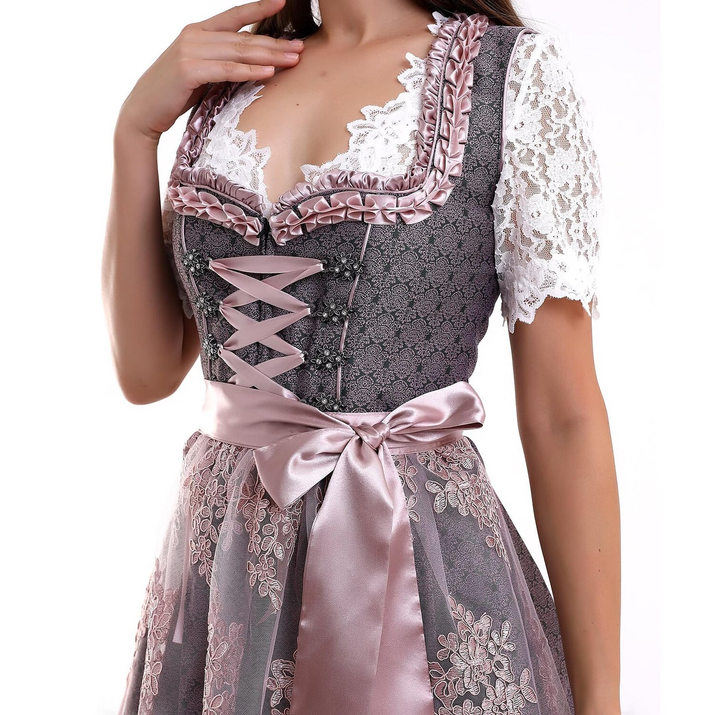 Lila besticktes Dirndlkleid mit Spitzenschürze und Bluse fürs Oktoberfest 
