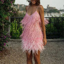 Vestido tipo camisola con flecos, lentejuelas y dobladillo de plumas