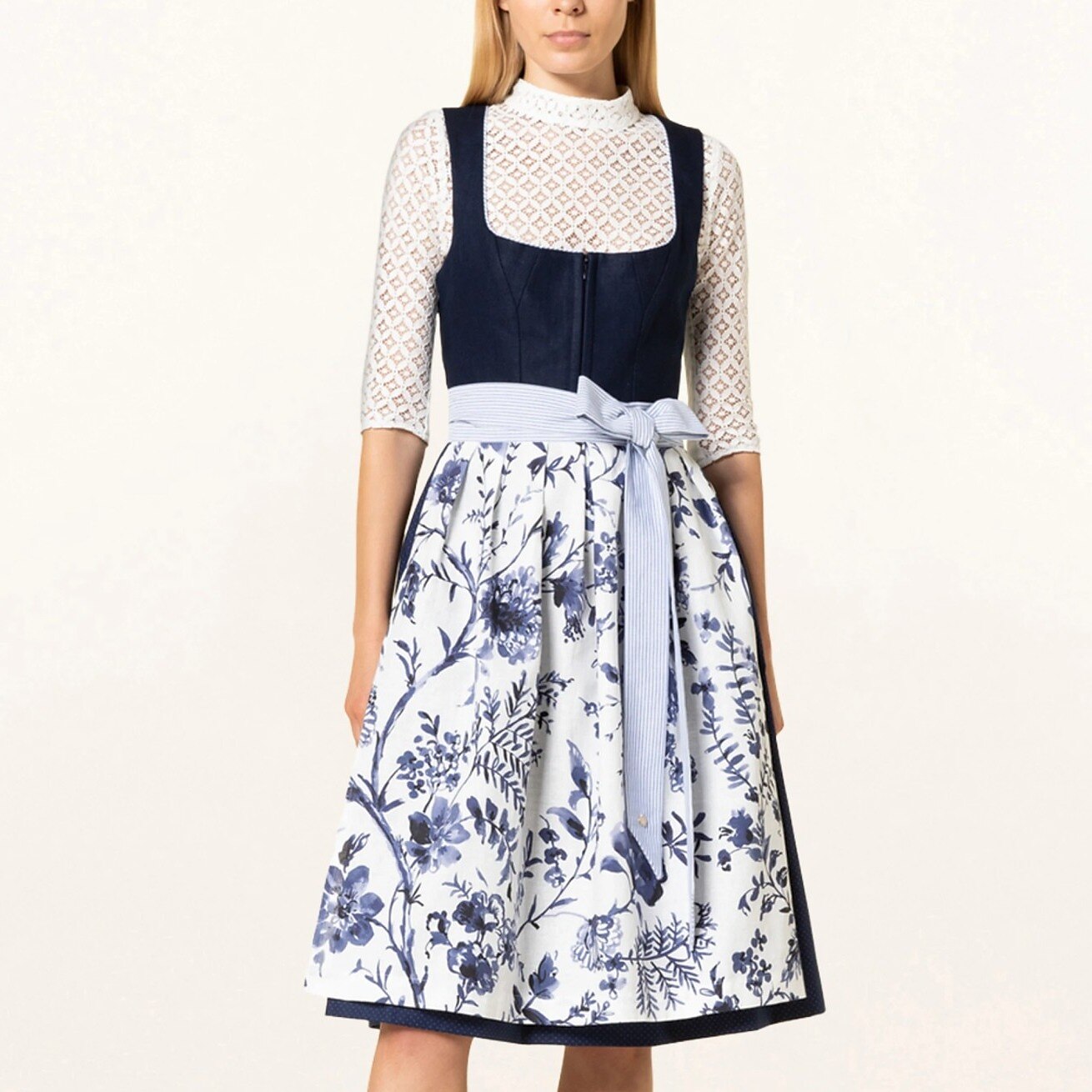 Oktoberfest Dirndlkleid mit blauem Blumenmuster und Schürze