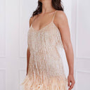 Vestido tipo camisola con flecos, lentejuelas y dobladillo de plumas