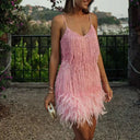 Vestido tipo camisola con flecos, lentejuelas y dobladillo de plumas
