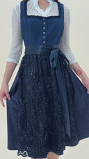 Vestito midi dirndl blu navy con grembiule ricamato a paillettes