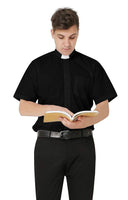 Camisa de sacerdote con cuello de solapa y manga corta