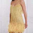 Vestido tipo camisola con flecos, lentejuelas y dobladillo de plumas