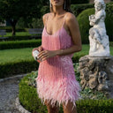 Vestido tipo camisola con flecos, lentejuelas y dobladillo de plumas
