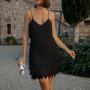 Vestido tipo camisola con flecos, lentejuelas y dobladillo de plumas